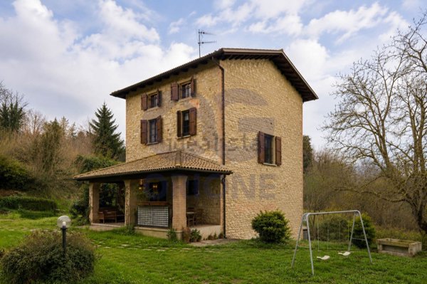 casa indipendente in vendita a Vergato in zona Cereglio