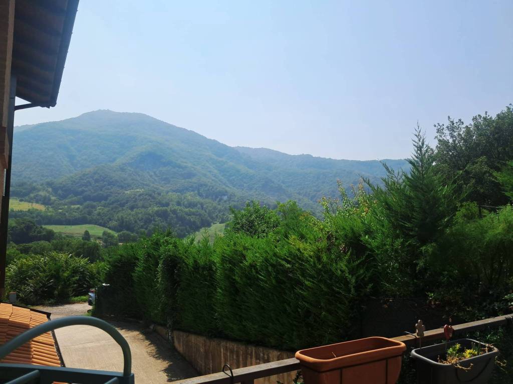 casa indipendente in vendita a Vergato in zona Calvenzano