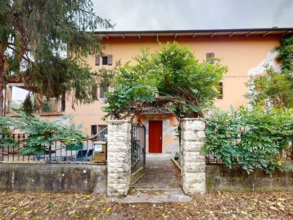 casa indipendente in vendita a Vergato in zona Castelnuovo