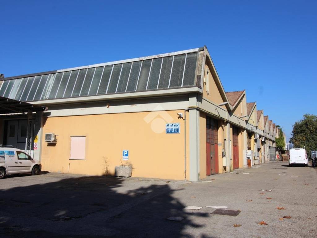 locale commerciale in vendita a Zola Predosa in zona Riale