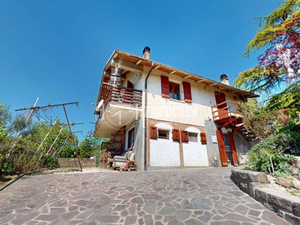 casa indipendente in vendita a Valsamoggia in zona Savigno