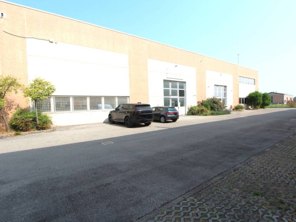 locale commerciale in vendita a Valsamoggia in zona Crespellano