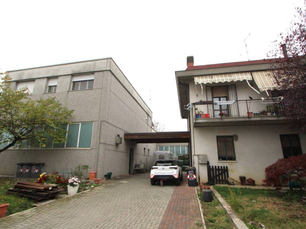 locale commerciale in vendita a Valsamoggia in zona Bazzano