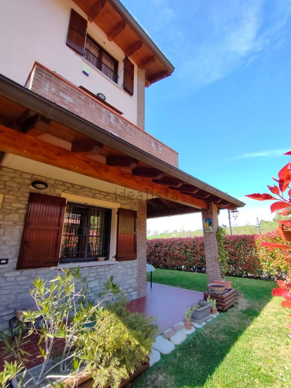 casa indipendente in vendita a Valsamoggia in zona Savigno