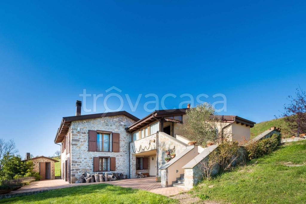 casa indipendente in vendita a Valsamoggia in zona Savigno