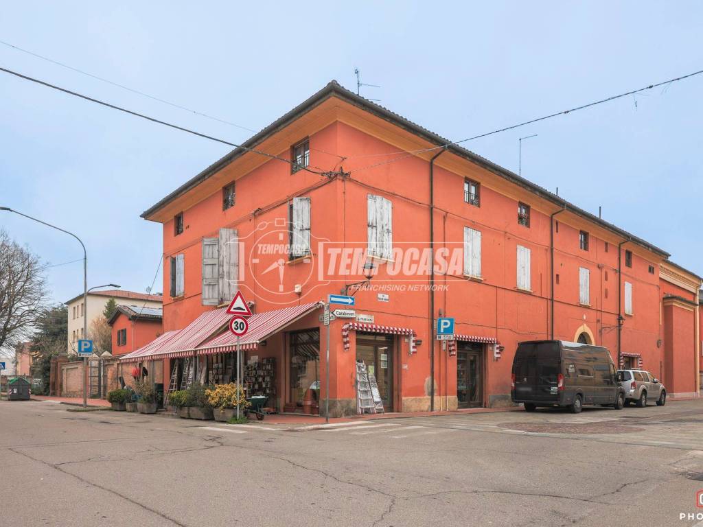 intera palazzina in vendita a Valsamoggia in zona Crespellano