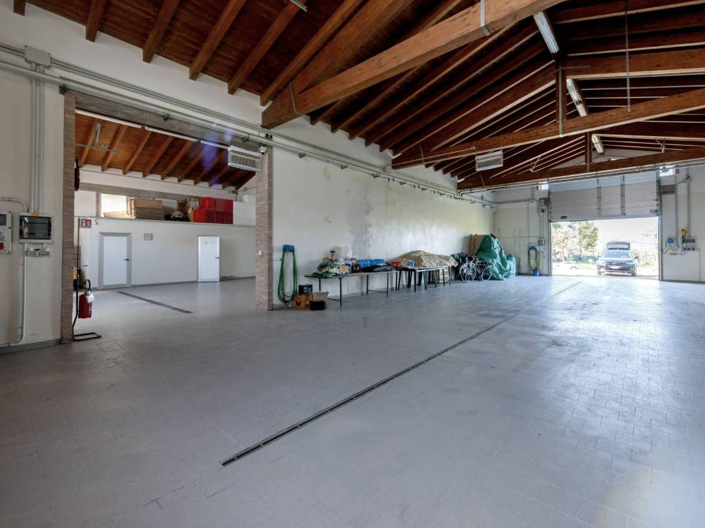 locale commerciale in vendita a Valsamoggia in zona Zappolino