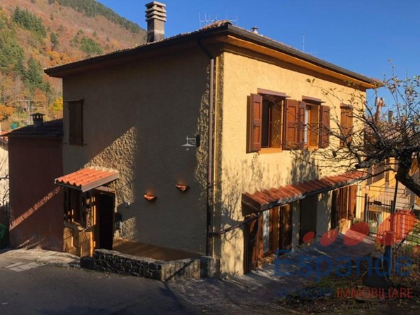 casa indipendente in vendita ad Alto Reno Terme in zona Granaglione