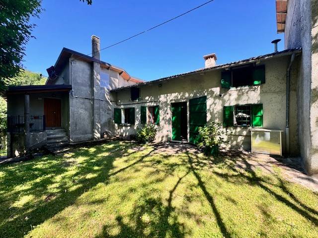 casa indipendente in vendita ad Alto Reno Terme in zona Castelluccio