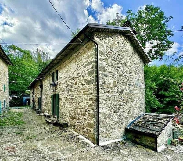 casa indipendente in vendita ad Alto Reno Terme in zona Castelluccio