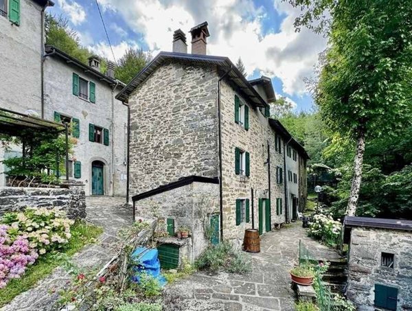 casa indipendente in vendita ad Alto Reno Terme in zona Castelluccio