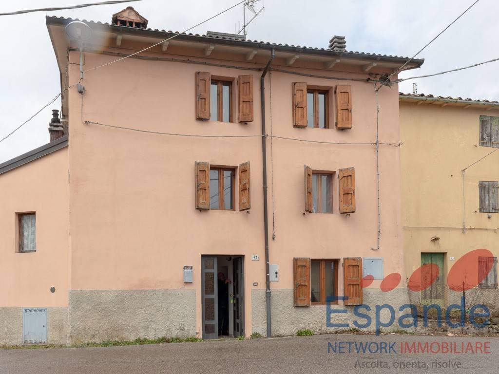 casa indipendente in vendita ad Alto Reno Terme in zona Capugnano