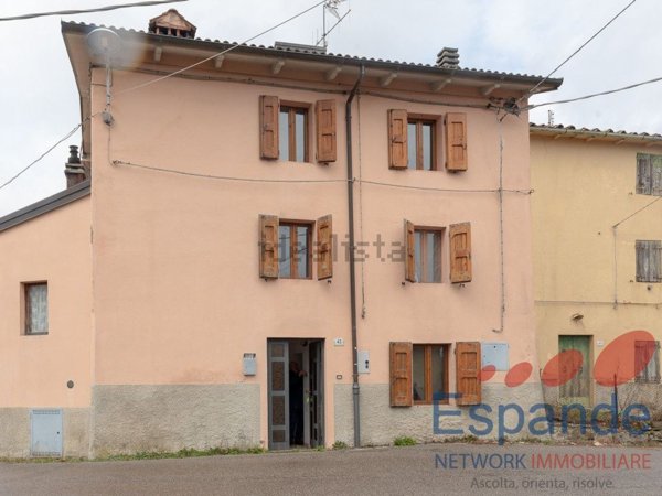 casa indipendente in vendita ad Alto Reno Terme in zona Capugnano