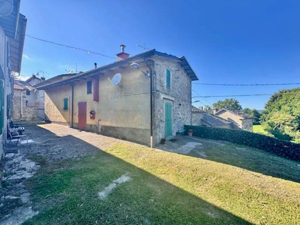 casa indipendente in vendita ad Alto Reno Terme in zona Castelluccio