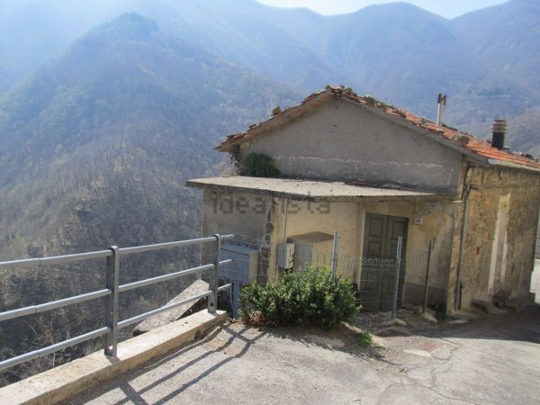 casa indipendente in vendita ad Alto Reno Terme in zona Casa Calistri