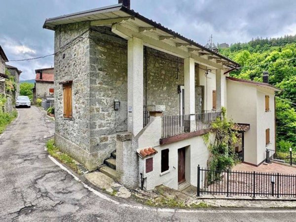 casa indipendente in vendita ad Alto Reno Terme in zona Granaglione
