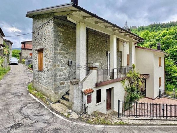 casa semindipendente in vendita ad Alto Reno Terme in zona Granaglione