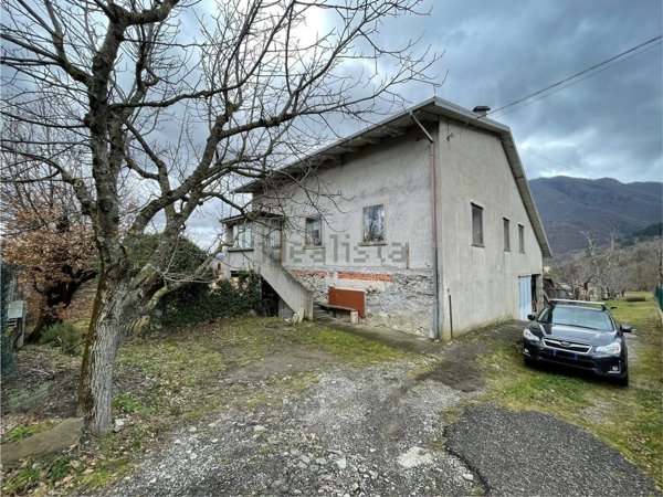 casa indipendente in vendita ad Alto Reno Terme in zona Castelluccio