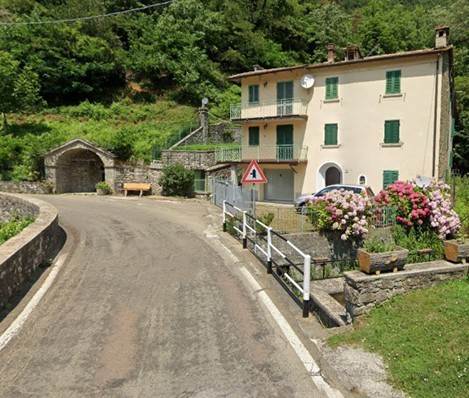 casa indipendente in vendita ad Alto Reno Terme in zona Molino del Pallone