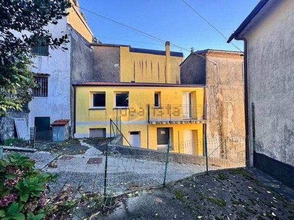 casa indipendente in vendita ad Alto Reno Terme in zona Vizzero