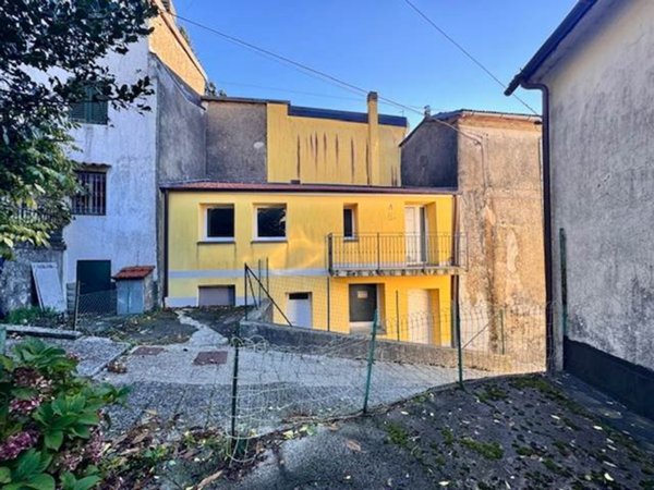 casa indipendente in vendita ad Alto Reno Terme in zona Vizzero