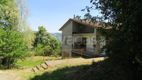 casa indipendente in vendita ad Alto Reno Terme in zona Capugnano
