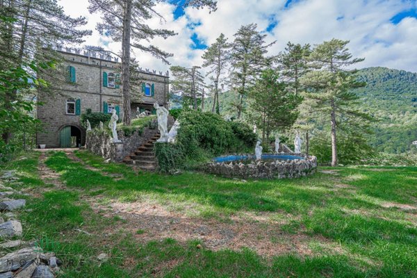 casa indipendente in vendita ad Alto Reno Terme in zona Granaglione