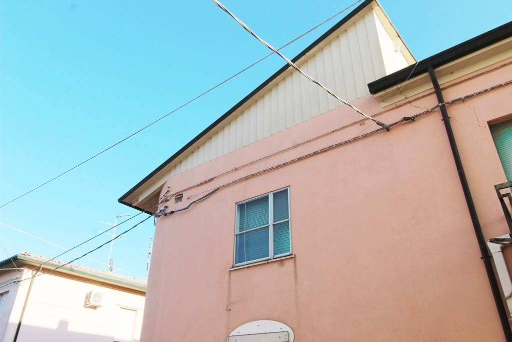 intera palazzina in vendita ad Argenta in zona Longastrino