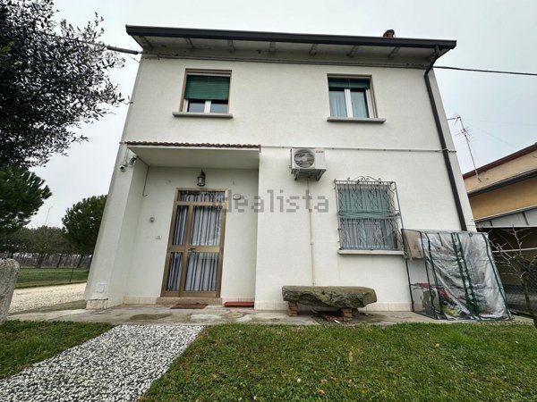 casa indipendente in vendita ad Argenta in zona San Biagio