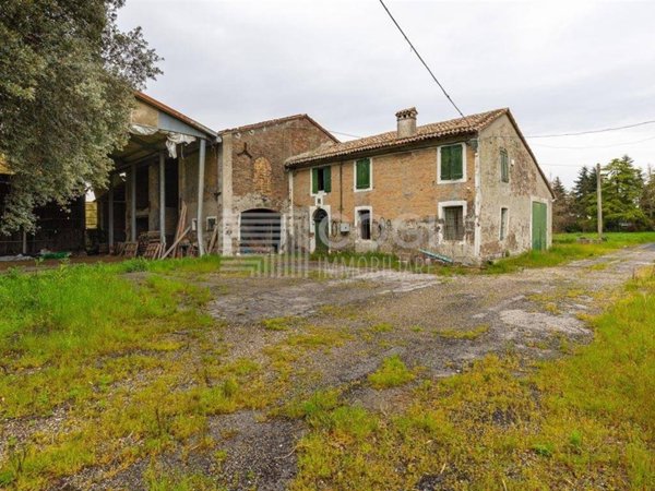 casa indipendente in vendita ad Argenta in zona Longastrino