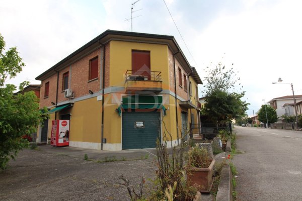 negozio in vendita ad Argenta in zona Campotto