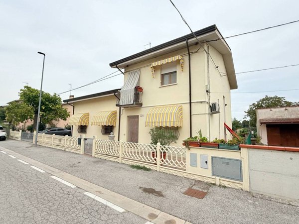 appartamento in vendita ad Argenta in zona Filo