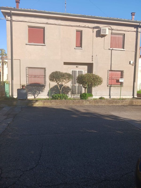 casa indipendente in vendita ad Argenta in zona San Biagio