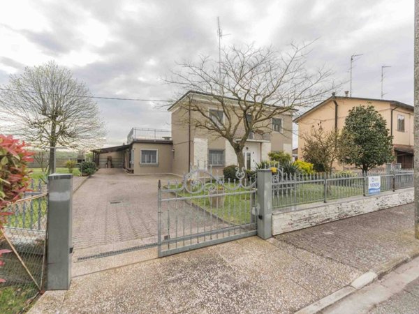 casa indipendente in vendita ad Argenta in zona Bando