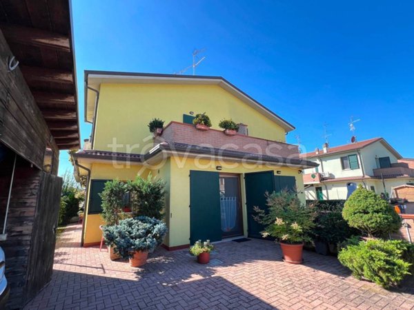 casa indipendente in vendita ad Argenta in zona Ospitale Monacale