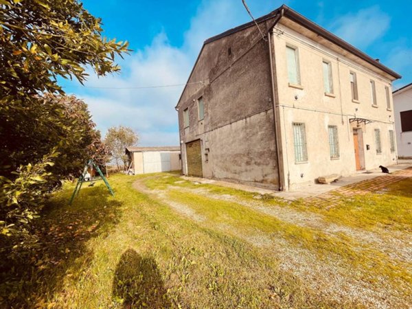 casa indipendente in vendita a Bondeno