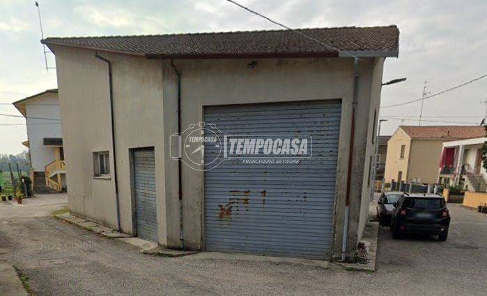 locale commerciale in vendita a Bondeno