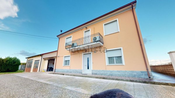 casa indipendente in vendita a Bondeno