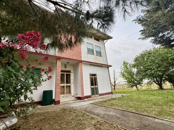 casa indipendente in vendita a Bondeno