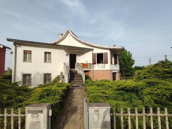 casa indipendente in vendita a Bondeno