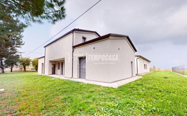 casa indipendente in vendita a Bondeno