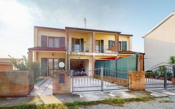 casa indipendente in vendita a Bondeno