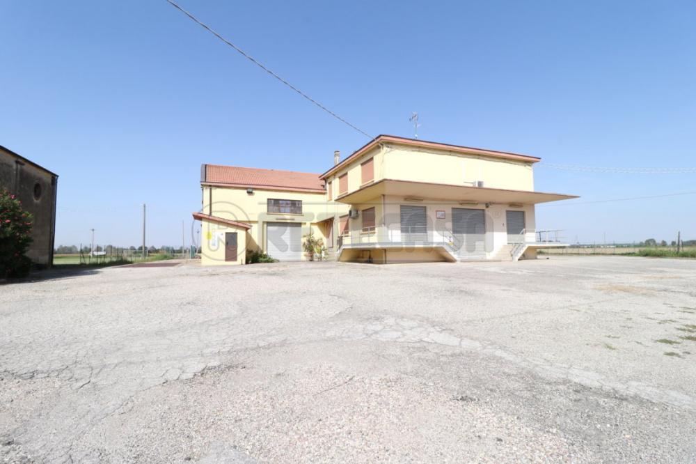 casa indipendente in vendita a Bondeno