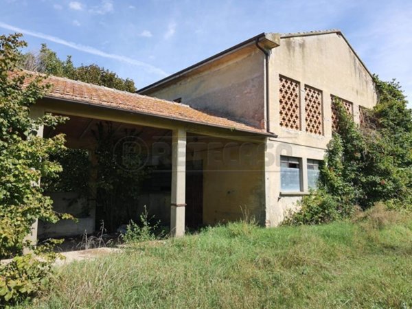 locale di sgombero in vendita a Bondeno