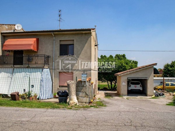 casa indipendente in vendita a Bondeno