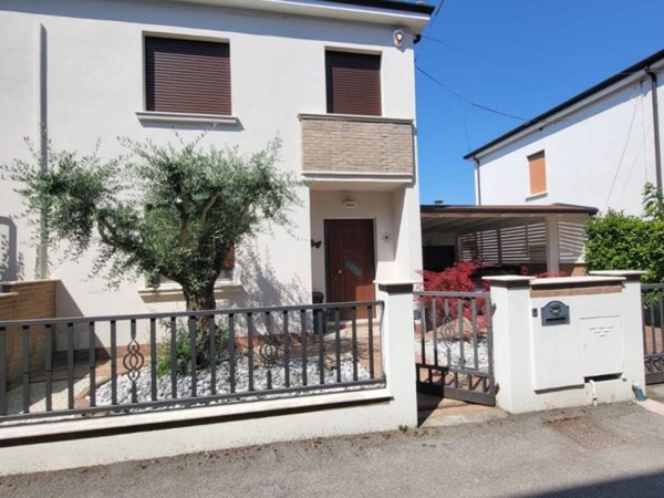 casa indipendente in vendita a Bondeno
