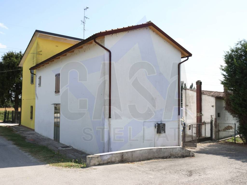 casa indipendente in vendita a Bondeno