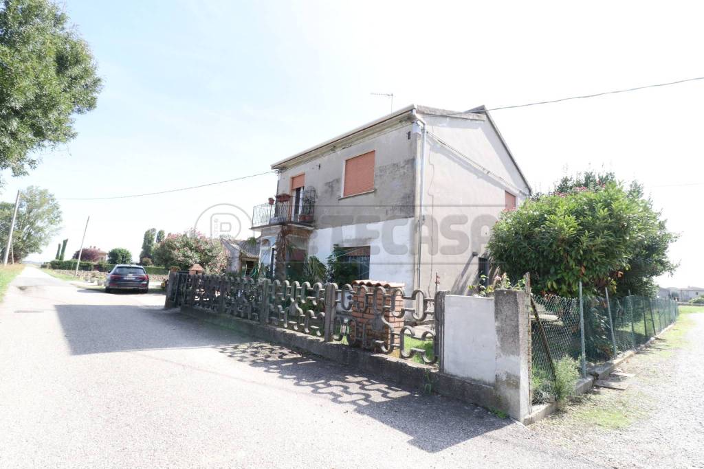 casa indipendente in vendita a Bondeno