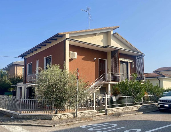 casa indipendente in vendita a Bondeno