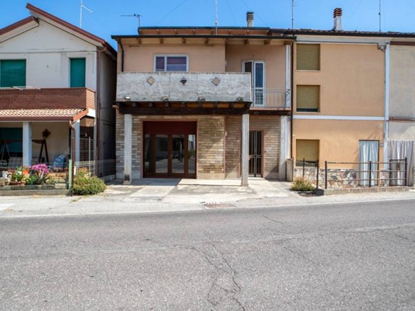 casa indipendente in vendita a Bondeno